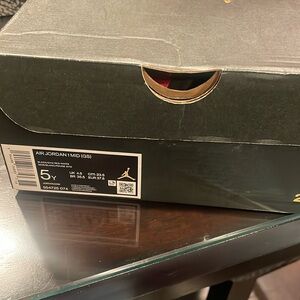 Blck and red jordans